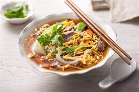  羊肉泡馍: 香り高い羊肉と、モチモチ食感の麺が織りなす、忘れられない味わいのひとつ！