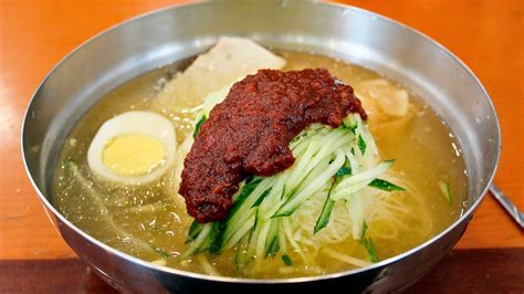  ミルミョンは、韓国の新鮮な風味とスパイシーな旨味を融合させた、魅惑的な麺料理！