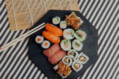   海鮮丼！旨味あふれる魚介のハーモニーと、甘酸っぱい酢飯の絶妙なバランス